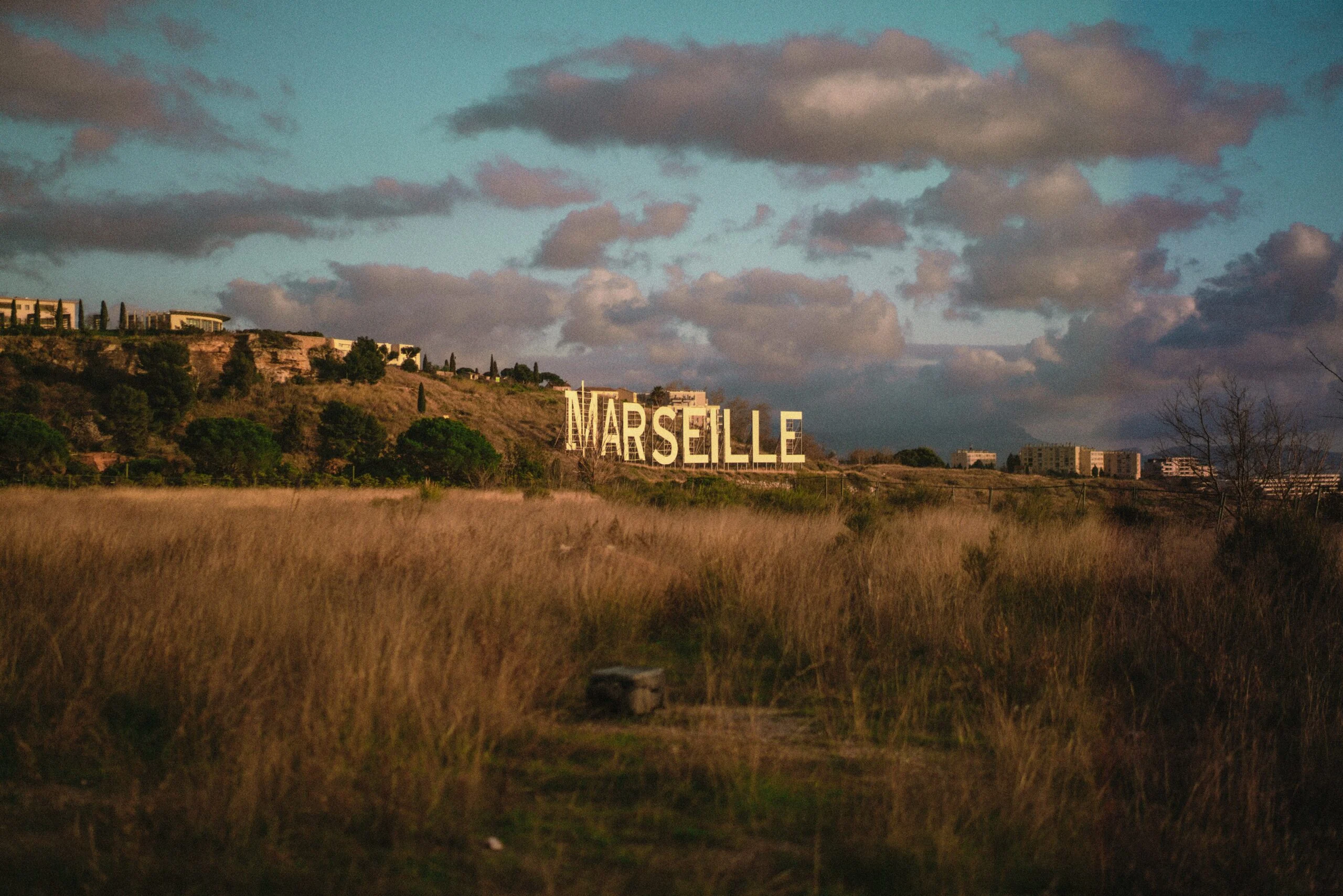 Landschaft mit dem Marseille-Schriftzug auf einem Hügel