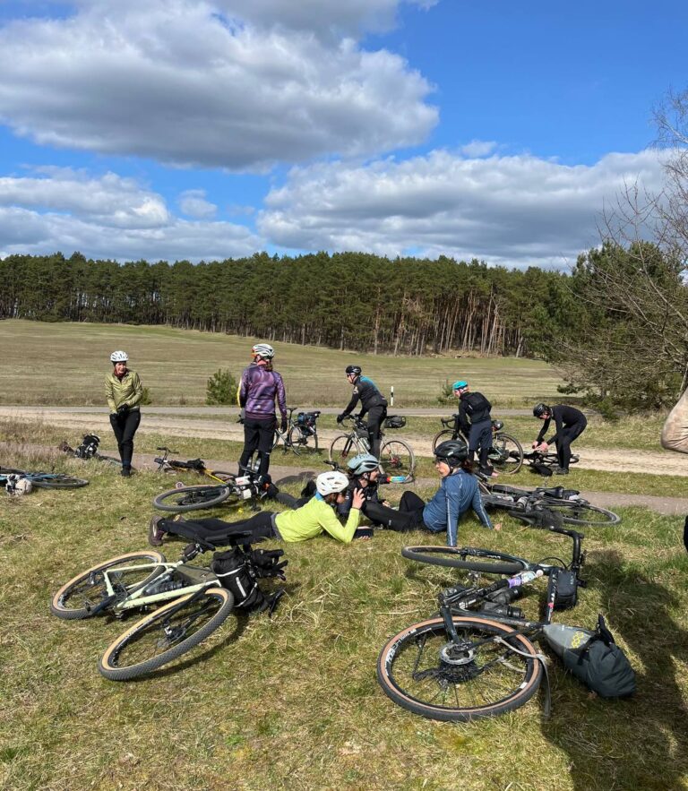 Grupo de ciclismo haciendo una pausa