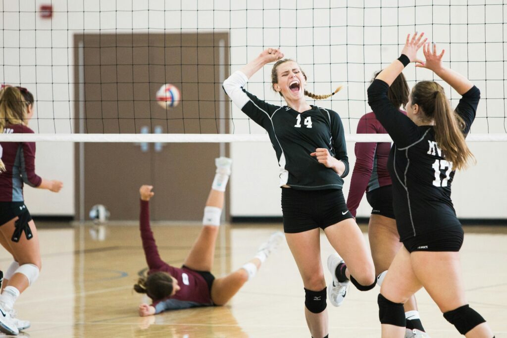 Menschen spielen Volleyball in einer Sporthalle